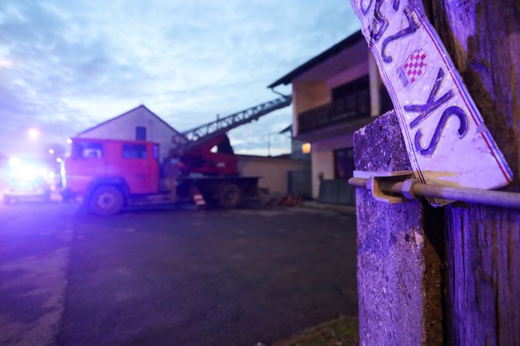 Vatrogasci u Petrinji na dva krova pronašli mine