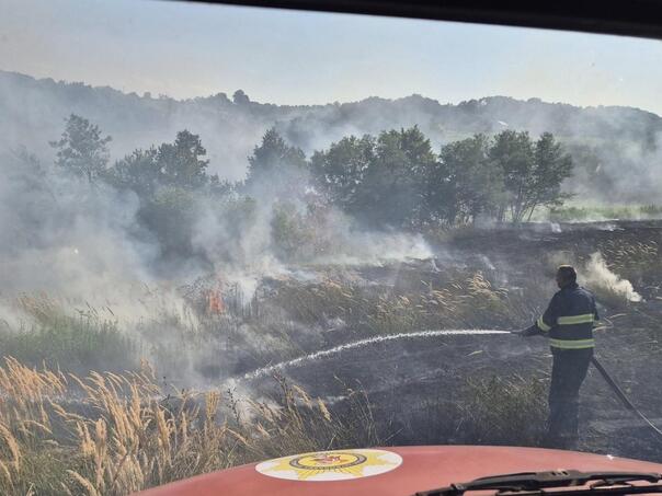 Vatrogasci u TK ugasili devet požara: Upozorenje građanima da ne pale vatru na otvorenom