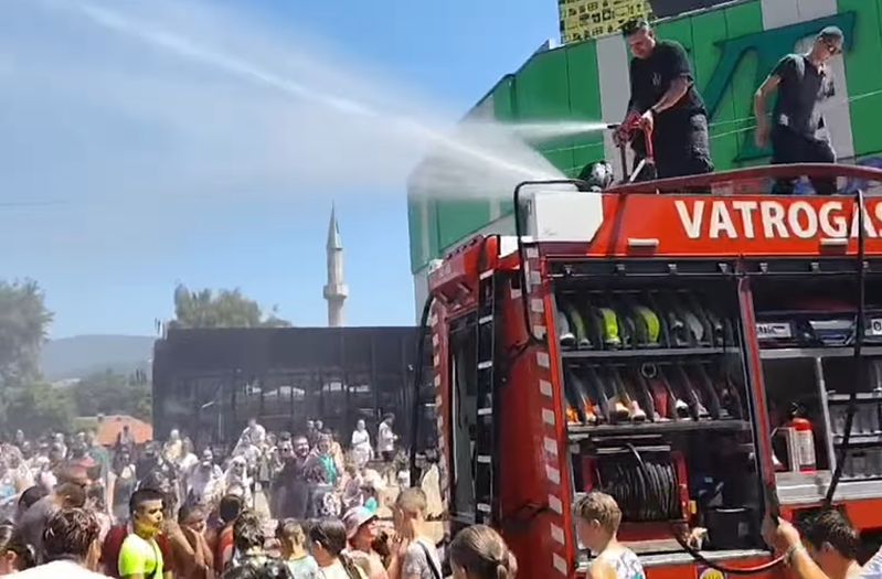 Vatrogasci u Zenici poljevali građane vodom kako bi se rashladili