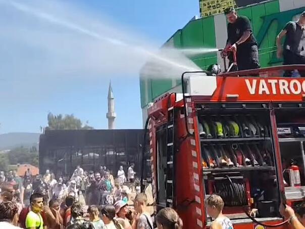 Vatrogasci u Zenici poljevali građane vodom kako bi se rashladili