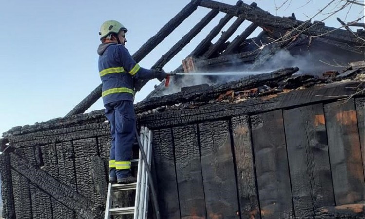 Vatrogasci ugasili požar na napuštenoj kući u Šujici