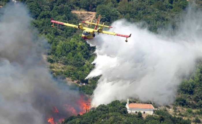 Vatru iznad Sućurca i Gomilice gasi stotinu vatrogasaca