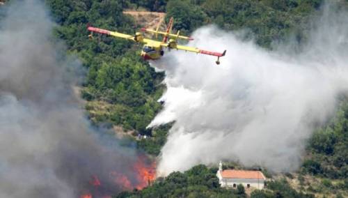 Vatru iznad Sućurca i Gomilice gasi stotinu vatrogasaca