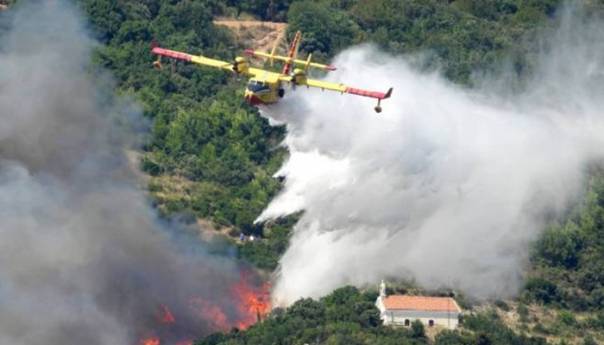 Vatru iznad Sućurca i Gomilice gasi stotinu vatrogasaca