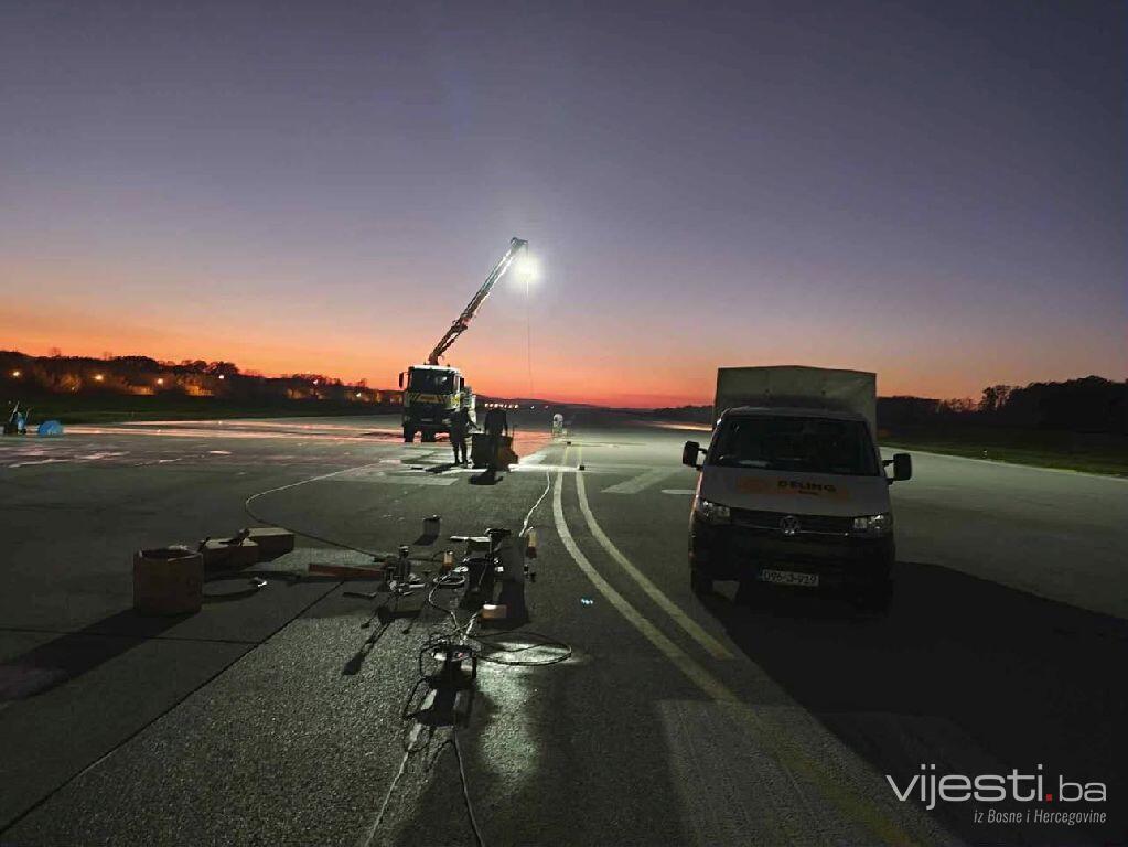 Važan projekat: Počela instalacija rasvjete na pisti Aerodroma Tuzla