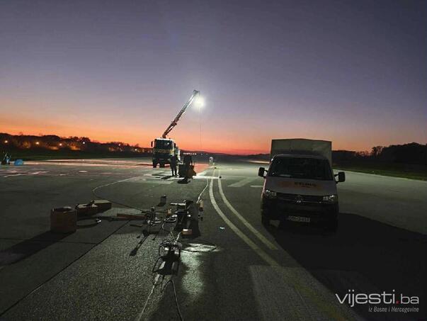 Važan projekat: Počela instalacija rasvjete na pisti Aerodroma Tuzla
