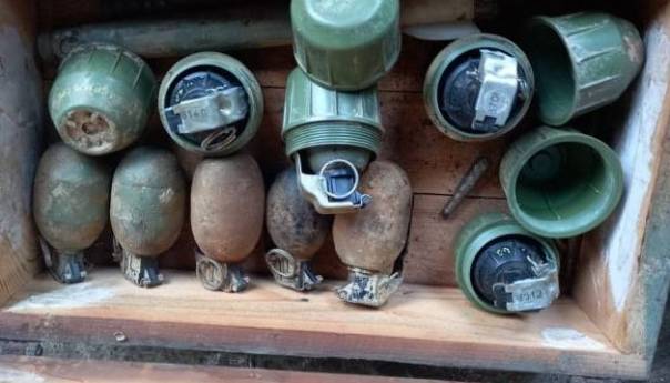 Veća količina oružja pronađena prilikom pretresa u Doboju