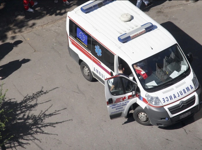 Veća tragedija izbjegnuta za dlaku: Voz pokosio auto u Nišu, povrijeđena tri muškarca