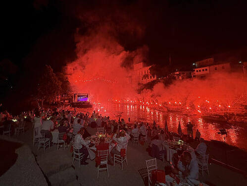 Večer Rođenih: Spektakularna “Crvena noć pod Starim”