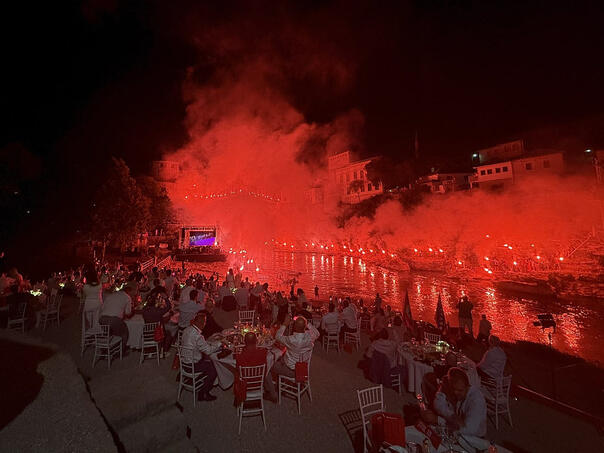 Večer Rođenih: Spektakularna “Crvena noć pod Starim”