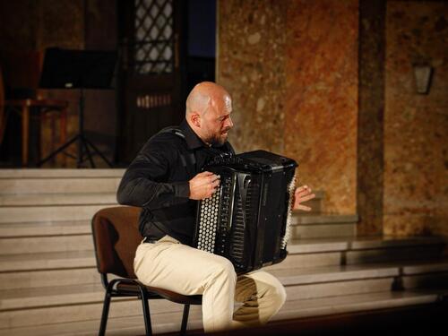 Večeras koncert na harmonici Azmira Halilovića u Velikoj avliji Laure Papo Bohorete