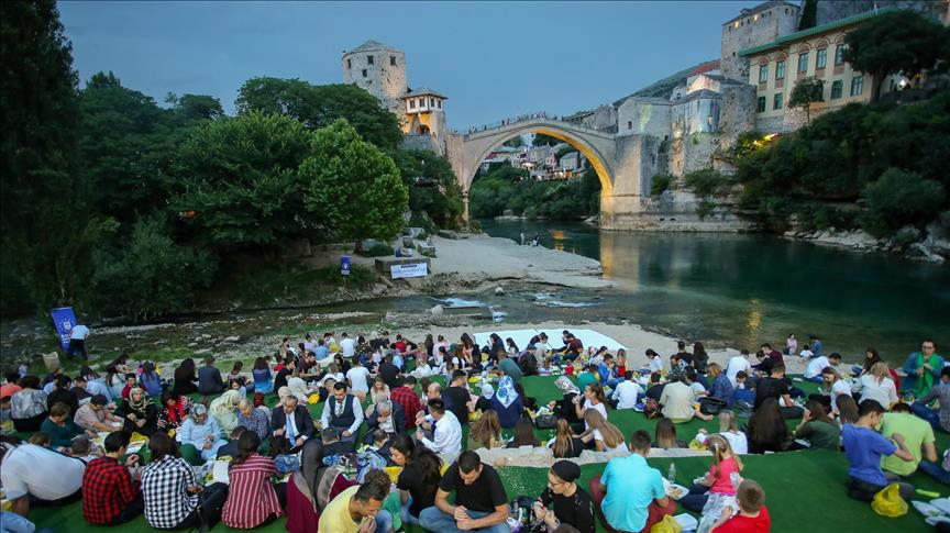 Večeras omladinski iftar ispod Starog mosta