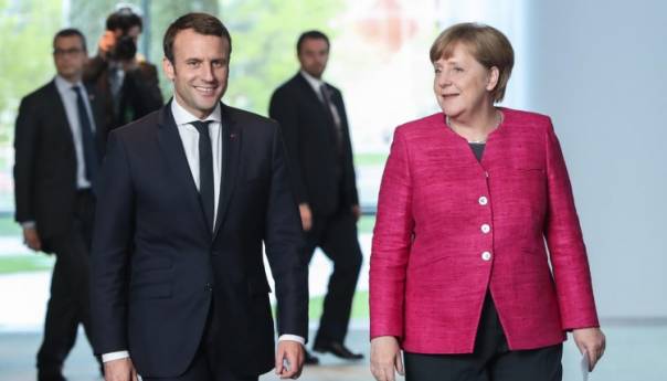 Večeras susret Macrona i Merkel