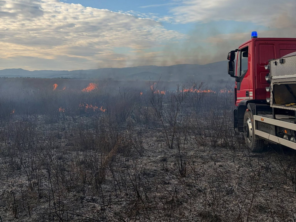 Veći požar na Planinici u Mostaru, vatrogasne ekipe na terenu