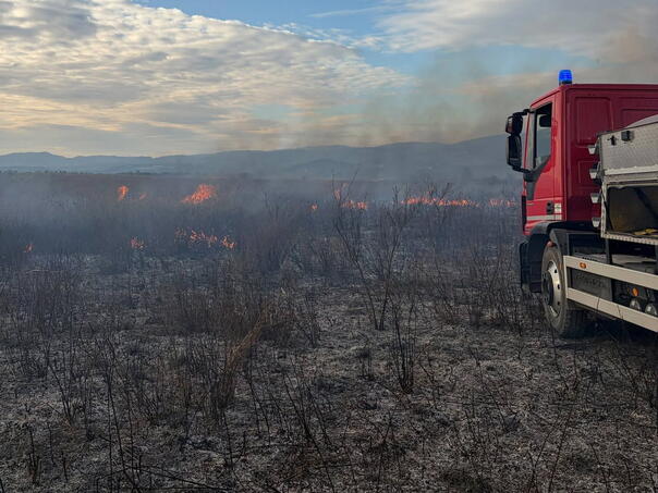 Veći požar na Planinici u Mostaru, vatrogasne ekipe na terenu