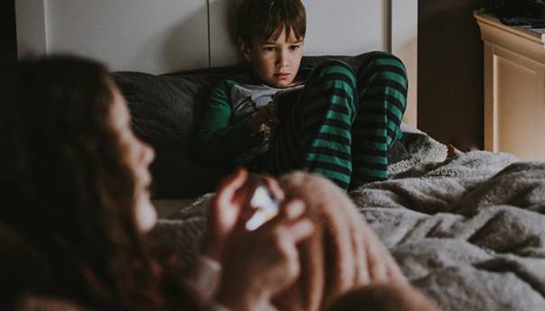 Većina djece drži mobitel uz krevet