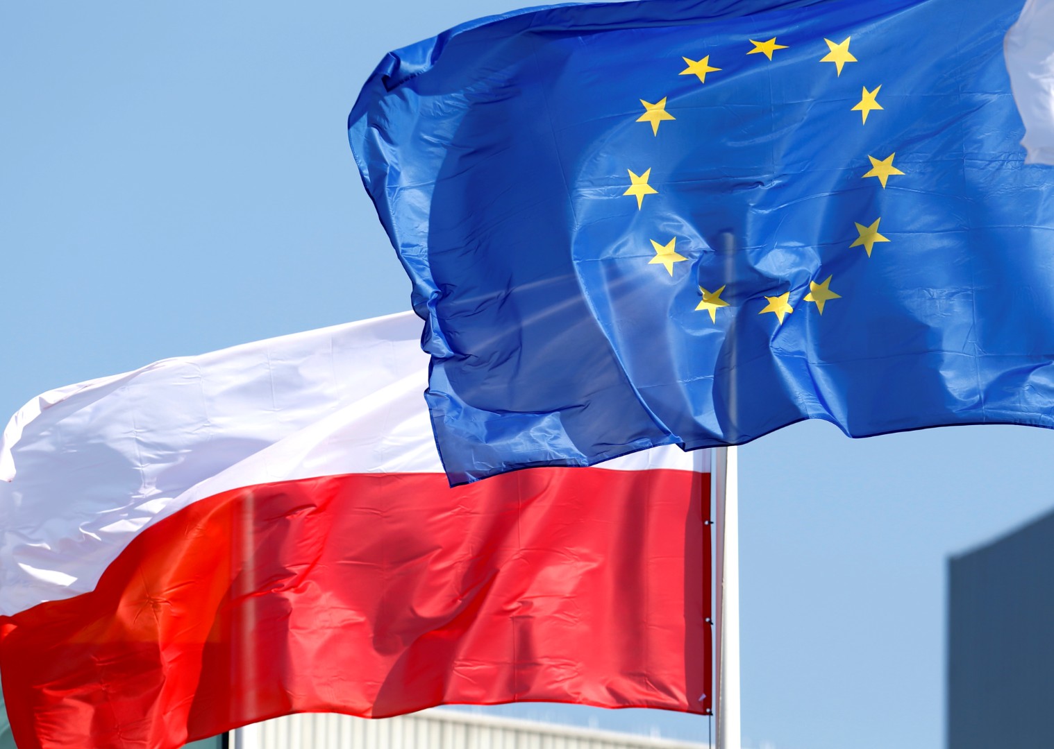 Većina Poljaka želi da vlada popusti prema zahtjevima Brisela kako bi dobili fondove EU