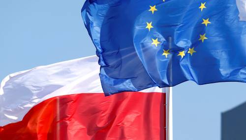 Većina Poljaka želi da vlada popusti prema zahtjevima Brisela kako bi dobili fondove EU