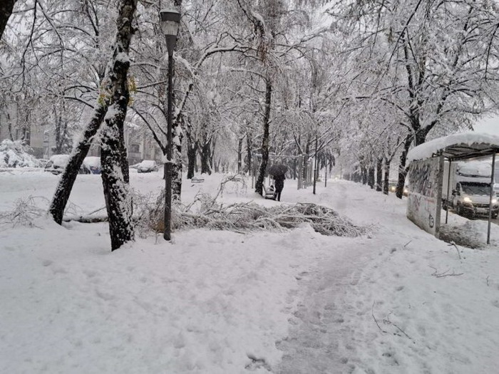Većina ulica i gotovo svi trotoari u Banjaluci neraščišćeni