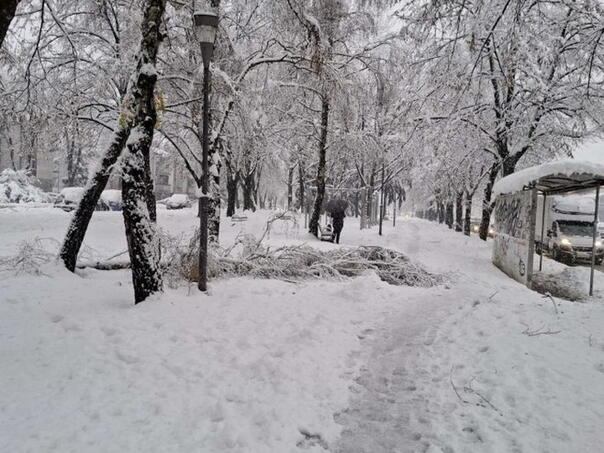 Većina ulica i gotovo svi trotoari u Banjaluci neraščišćeni
