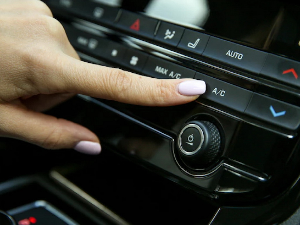 Većina vozača radi ovu grešku svaki put kad ugasi auto: Zbog nje klima počne smrdjeti