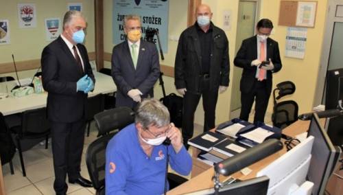Veleposlanik Sattler uručio donaciju medicinske opreme HNK-u