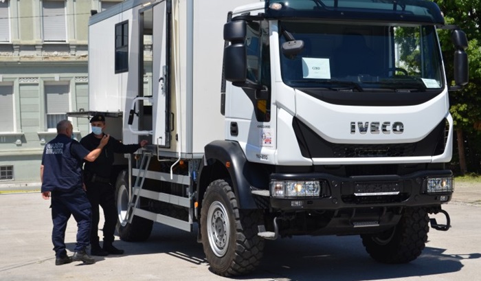 Veleposlanstvo SAD-a doniralo zapovjedno vozilo Vladi Brčko distrikta BiH 