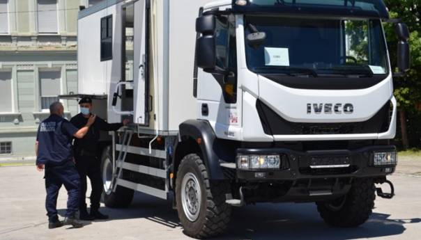 Veleposlanstvo SAD-a doniralo zapovjedno vozilo Vladi Brčko distrikta BiH