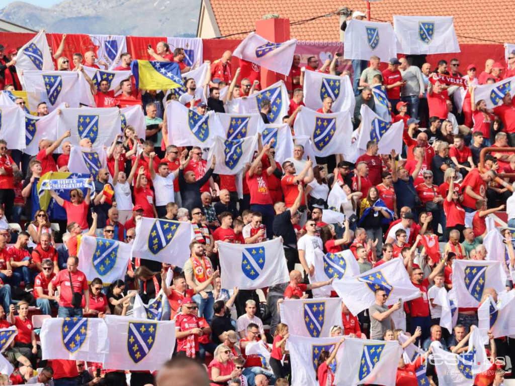 Veležovim stadionom odjekuje "Poljem se širi miris ljiljana"