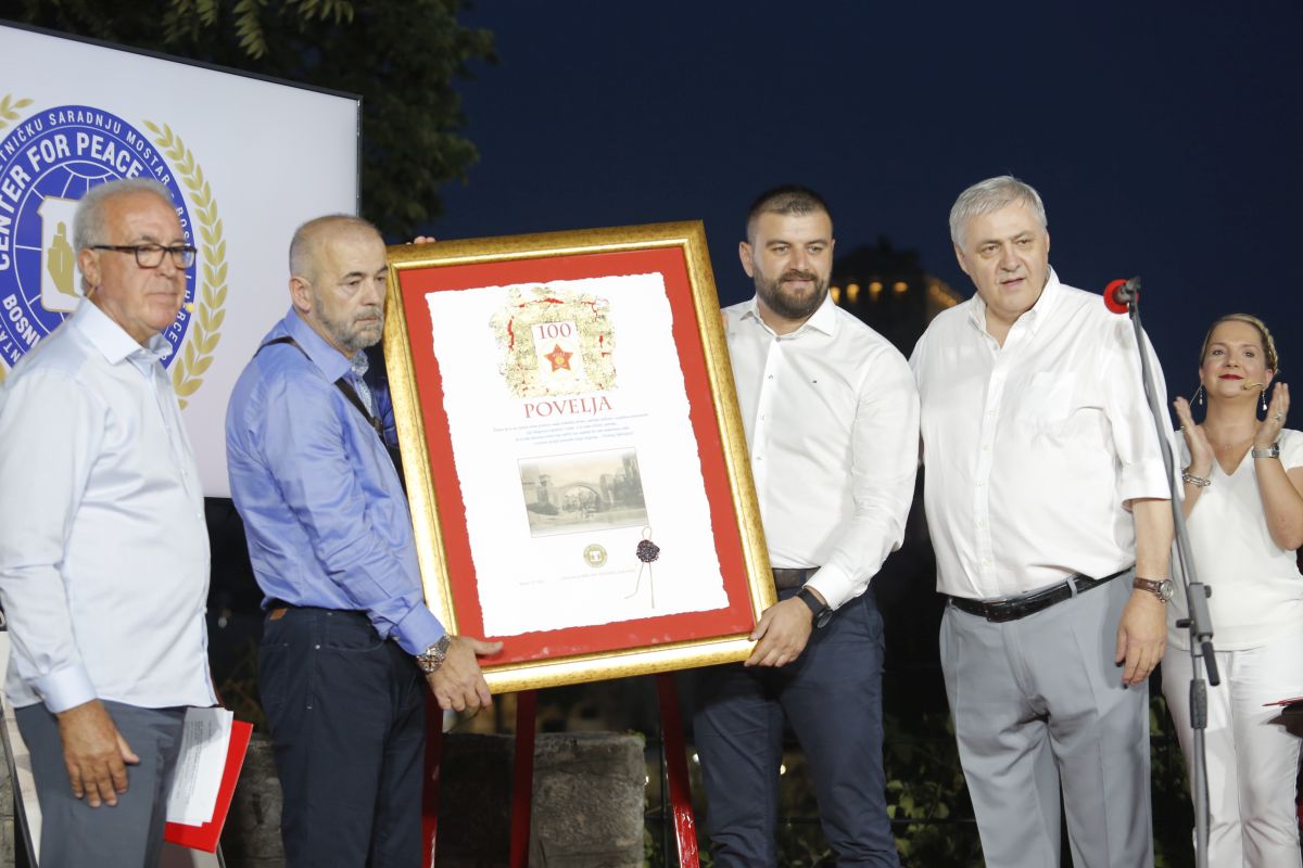 Veležu uručena 'Povelja' Centra za mir, priznanja i legendama kluba