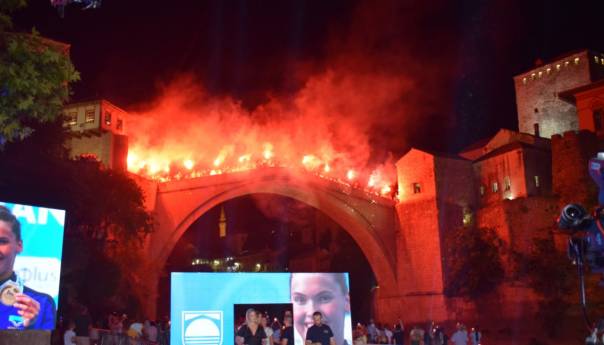 Veličanstvena bakljada i skok sa Starog mosta u čast Lane Pudar