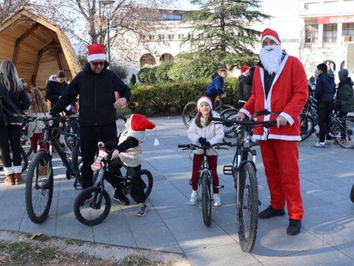 Velik broj Djedova Božićnjaka prošao Mostarom i poklonima razveselio najmlađe