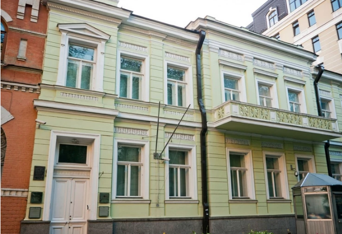 Velika Britanija počela povlačenje osoblja iz ambasade u Ukrajini