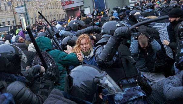 Velika Britanija poziva Rusiju da oslobodi učesnike mirnih demonstracija