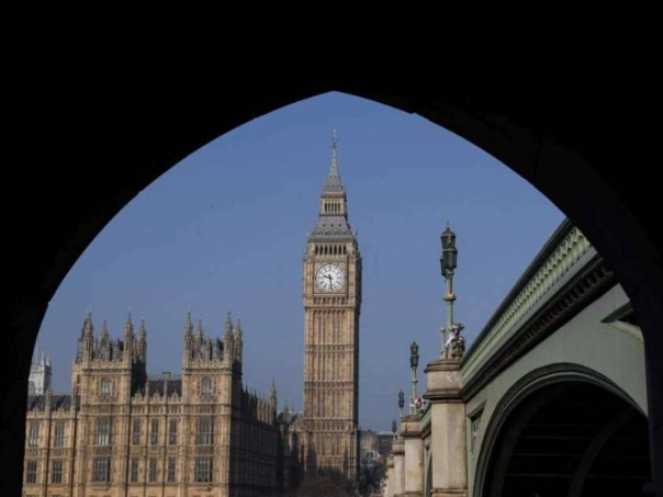 Velika Britanija u najnovijoj istrazi preispituje Epsteinova slijetanja u njihove vojne baze