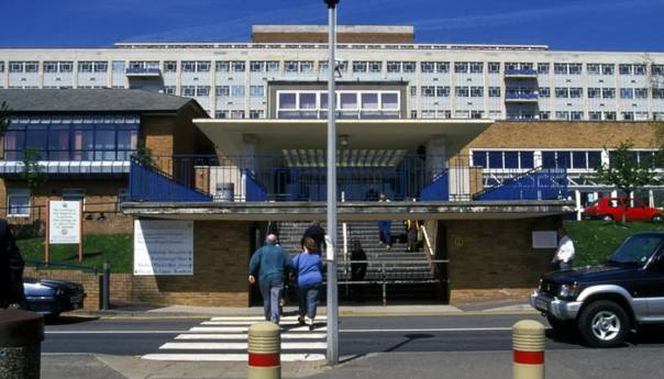 Velika Britanija: Umrla beba, majka bila pozitivna na Covid-19