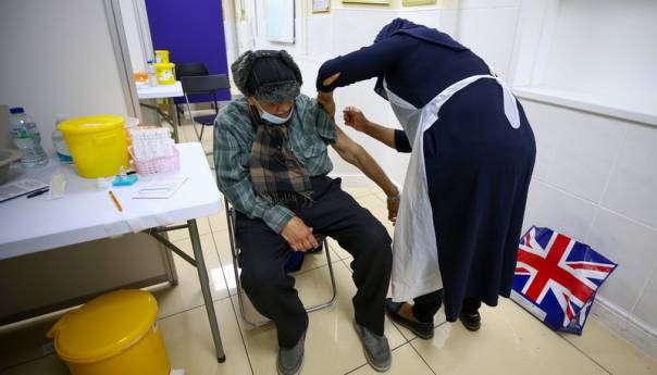 Velika Britanija vakcinisala više od 600.000 ljudi u jednom danu