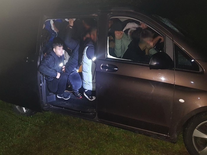 Velika Kladuša: Muškarac osumnjičen za krijumčarenje 22 stranca