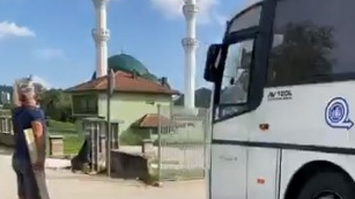 Velika Kladuša: Polupao prozore na autobusu koji je vozio ilegalne migrante