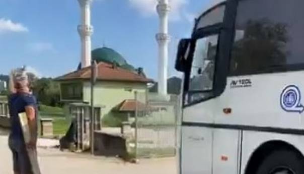 Velika Kladuša: Polupao prozore na autobusu koji je vozio ilegalne migrante