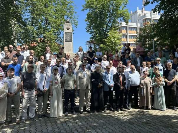 Velika Kladuša: Obilježen Dan bijelih traka u znak sjećanja na žrtve zločina u Prijedoru