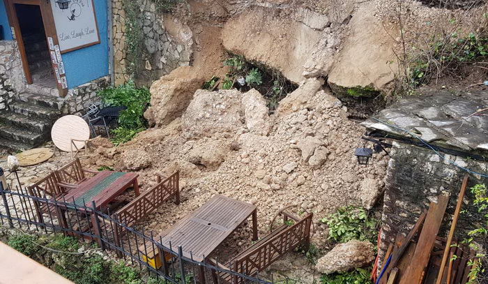 Velika stijena se odronila u staroj jezgri Mostara