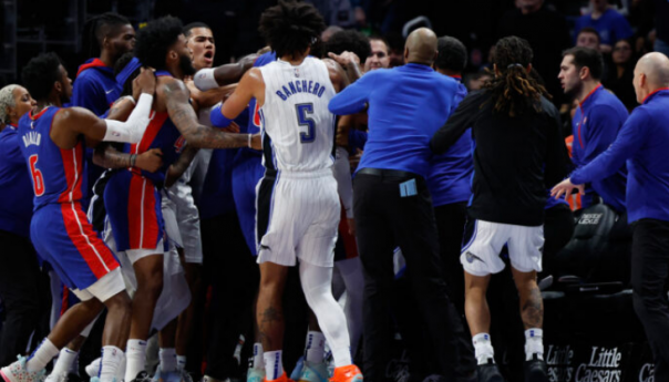 Velika tučnjava košarkaša u NBA, od prljavog poteza do pesnica