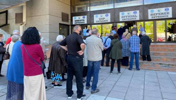 Velike gužve ispred Zetre: Građani od jutra stoje u redu za vakcinaciju