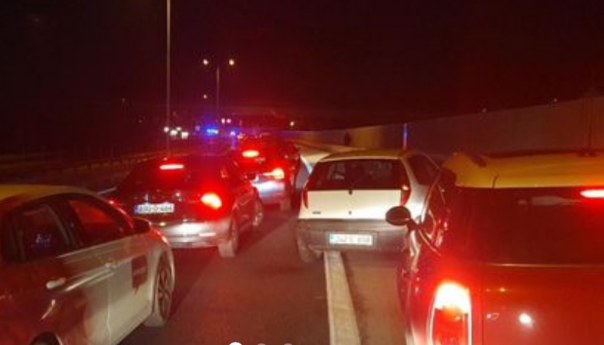 Velike gužve na autoputu Vogošća-Sarajevo, sudar dva vozila