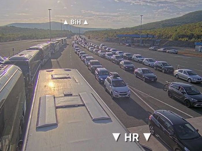 Velike gužve na granicama: Evo na kojim prelazima se jutros najduže čeka