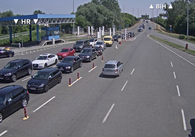 Velike gužve na granici sa Hrvatskom, čeka se satima