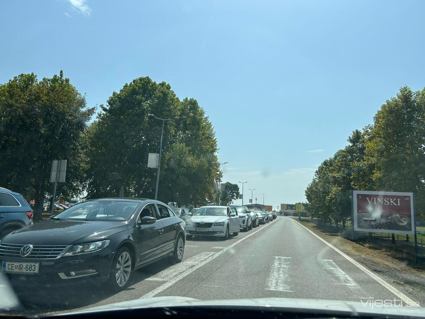 Velike gužve na putevima u BiH, zadržavanja na granici