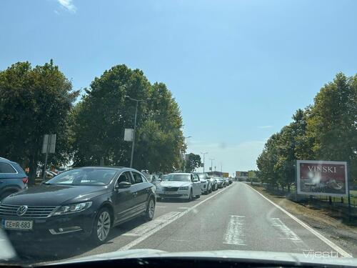 Velike gužve na putevima u BiH, zadržavanja na granici