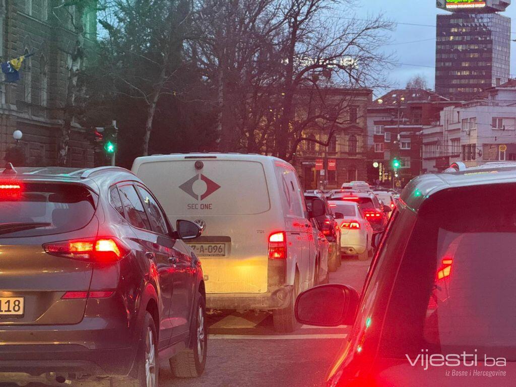 Velike gužve u Sarajevu: Autobusi voze rutom trolejbusa